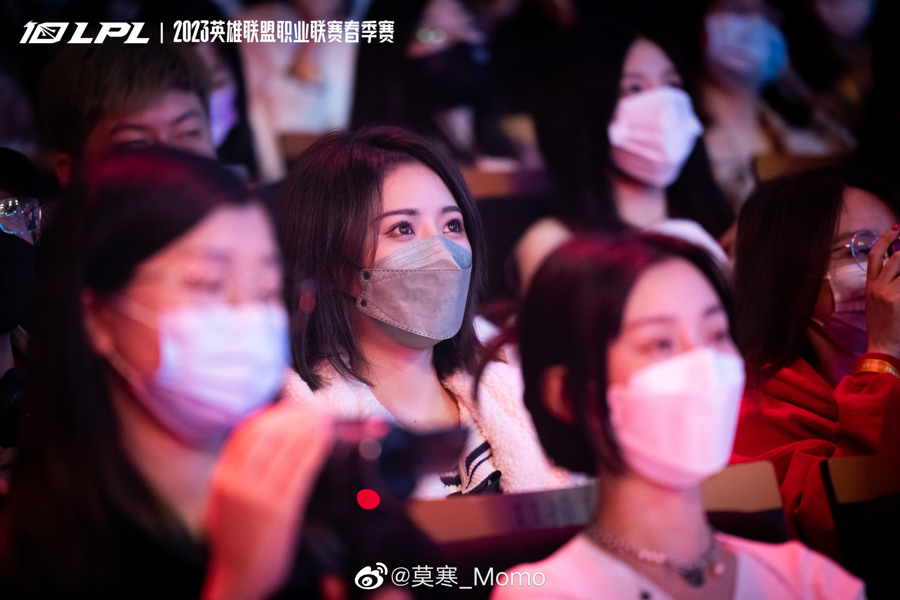 女团艺人莫寒晒LPL线下观赛返图：上一次来还是上一次~