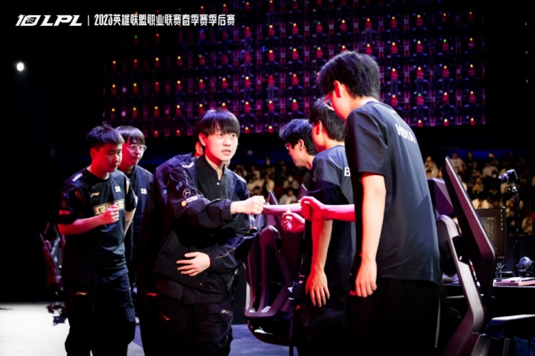 RNG赛后返图：赢下比赛后兴高采烈的Angel