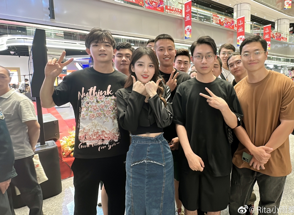 论颜值数一数二 解说Rita与男粉丝们亲切合照~